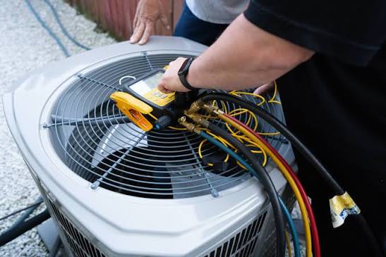 Diagnostic equipment connected to a residential air-conditioning condenser